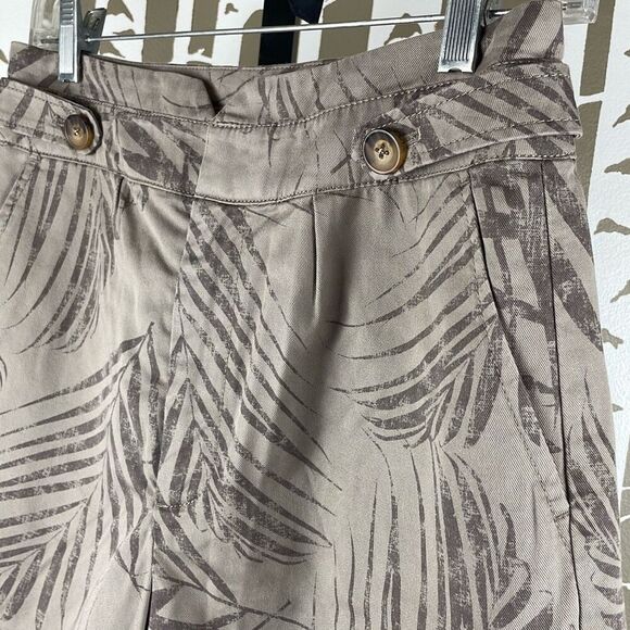WHBM High Rise Short Khaki Tropical Print 4 - Picture 6 of 13